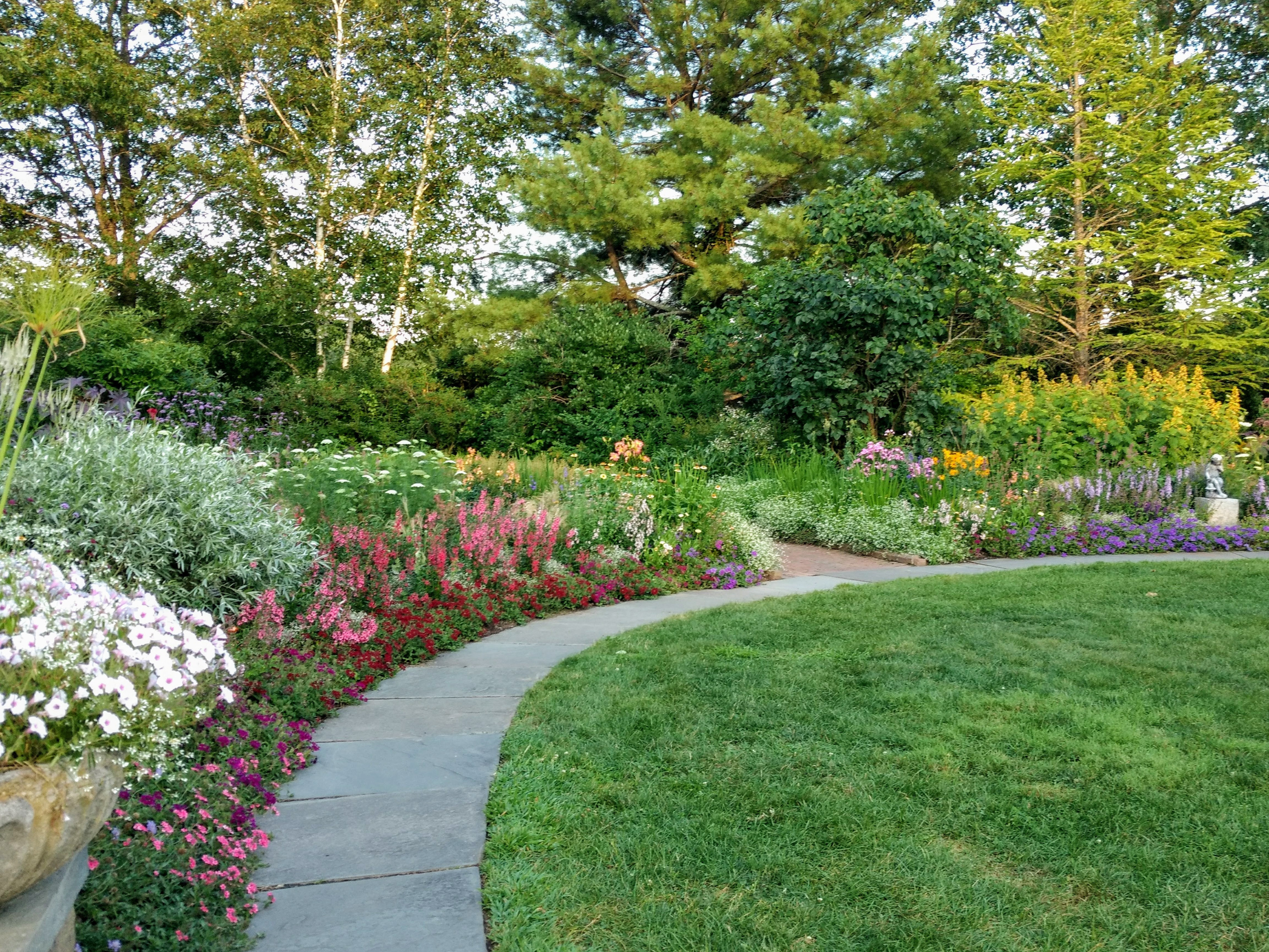 Благоустройство участка частного дома в Геленджике и Краснодарском крае